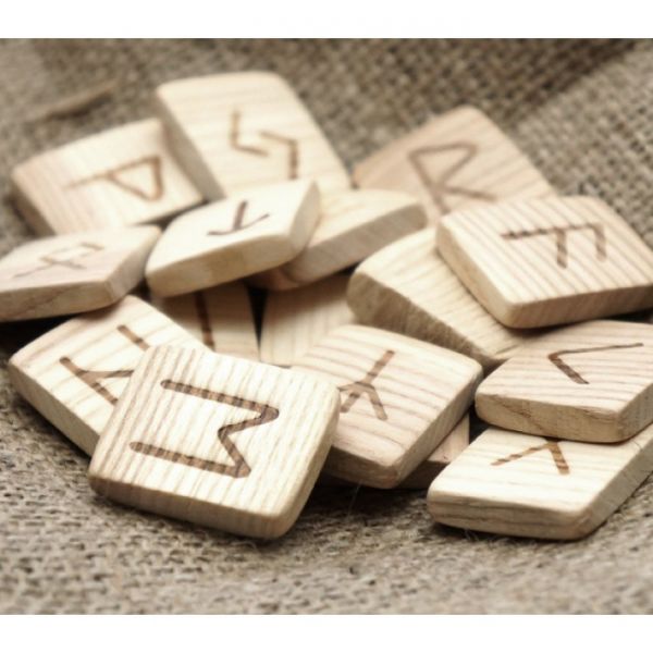 Набір дерев'яних рун для ворожіння з анотацією Липа