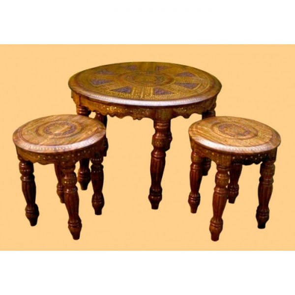 Стіл + 2 стільці з червоного дерева з латунною інкрустацією